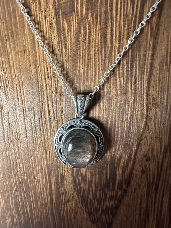 Jewelry - Sunstone and Silver Vintage Style Pendant Necklace on Silver Plated Chain